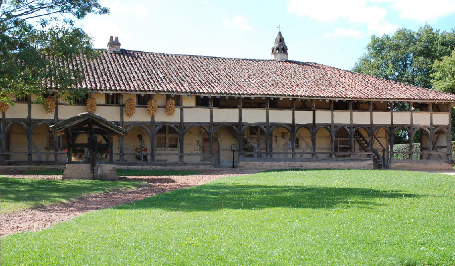Ancienne domaine avec un puit, Chapelle, gazon